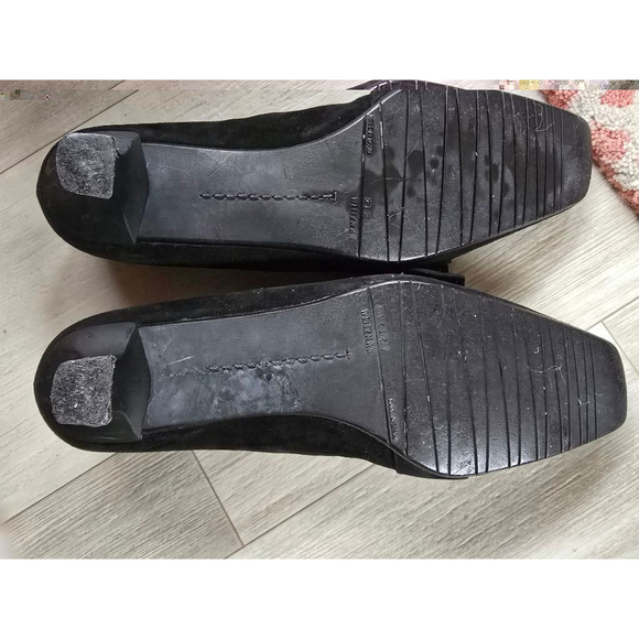 Stuart Weitzman Black Suede Kitten Heels With Silver Buckle. Size 8 - Picture 7 of 7